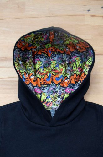 Kariban KA4014 UNISEX GYERMEK KONTRASZTOS MINTÁJÚ KAPUCNIS PULÓVER 10/12