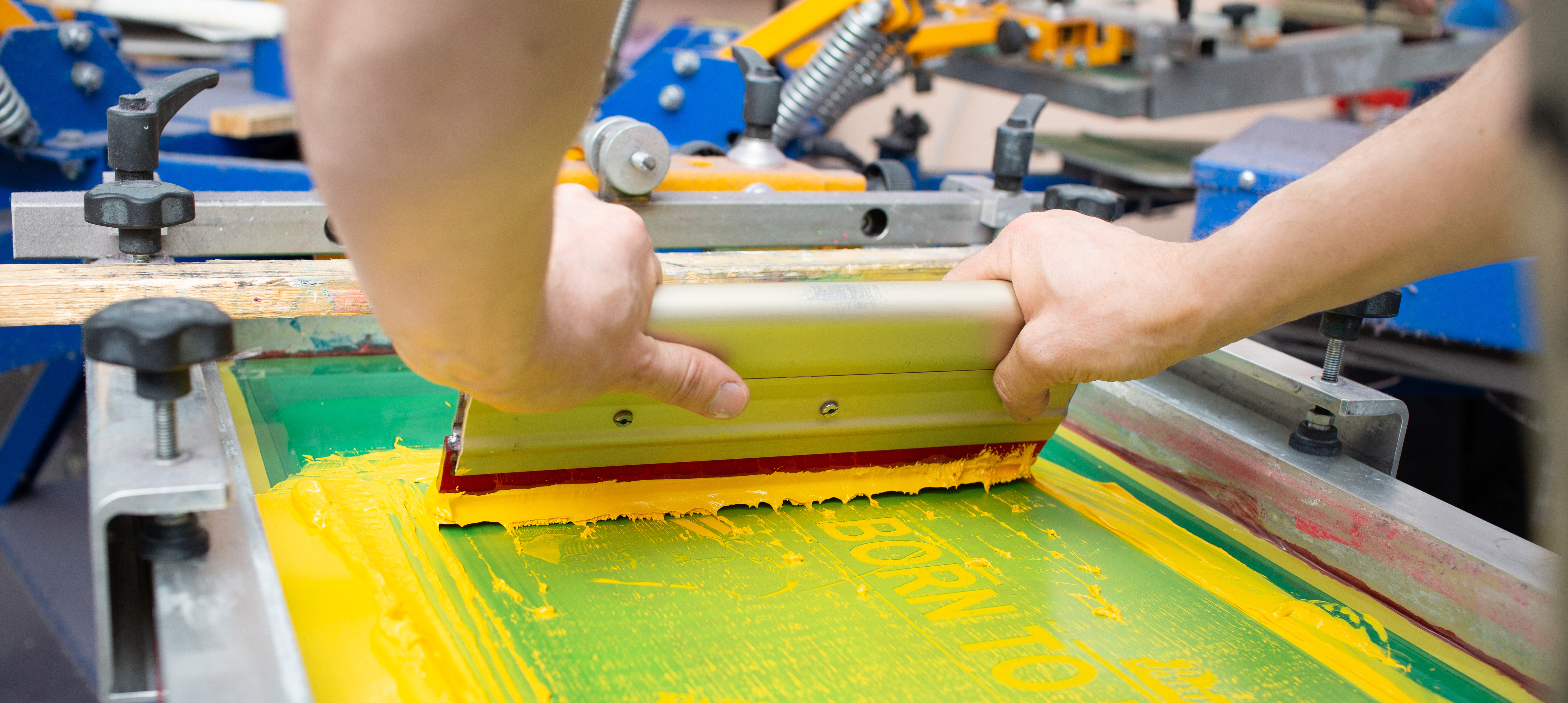 Szitanyomás folyamatban – illusztráció